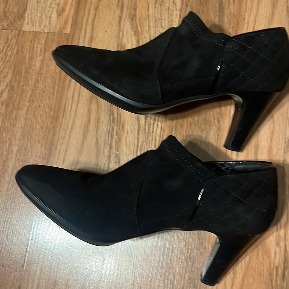 Suede AquaTalia size 7 Made in Italy. Mid size heels, size stickers still on